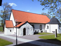 Östra Skrukeby kyrka värms idag upp med direktverkande el fördelat på elvärme under bänkar, i kor samt runt om i kyrkan.