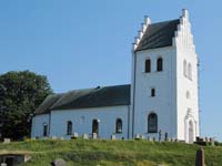 Västra Torups kyrka värms idag upp med värmepump fördelat på radiatorer runt om i kyrkan.